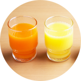 100%オレンジジュースと野菜+果実のジュース