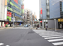 After passing Keio-hachioji Station, there will be a crosswalk. Continue forward to Tamashin (Tama Shinkin Bank).