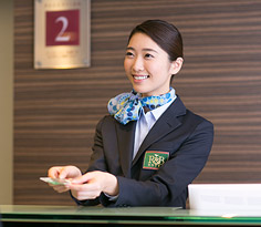 여성 중심으로 구성된 직원들이 손님 여러분께 제공하는 일본 특유의 ‘접객 서비스’