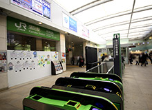 走出JR蒲田站中央驗票口往東口走。