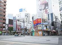 With your back to the Motomachi Station, head to the intersection to your front.
