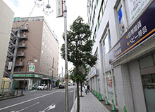 進入巷子之後，左前方有一棟褐色建築。這棟褐色建築就是熊谷站前R&B飯店。