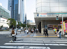 可以看到名铁名古屋车站，请顺路直走。