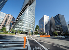 穿过螺旋状建筑的「名古屋Mode学园螺旋塔」一侧的人行路，右转后再穿过马路。