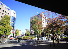 Diagonally to the right is the R&B Hotel Otsuka Eki Kitaguchi. Cross the crosswalk.