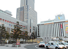 走出札幌站南邊出口，左邊是ESTA大樓。