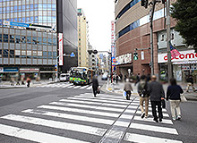 過了大馬路，直走穿過NTTdocomo與SMBC日興證券之間。