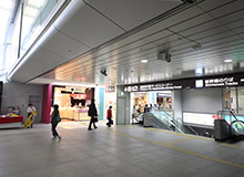 도카이도 신칸센 서쪽출입구·동쪽출입구 JR요코하마선 북쪽출입구를 나와 지하철 역구내로 가십시오.
