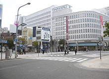 在「神戶大丸」前一個的十字路口（行人保護時相十字路口）往左轉